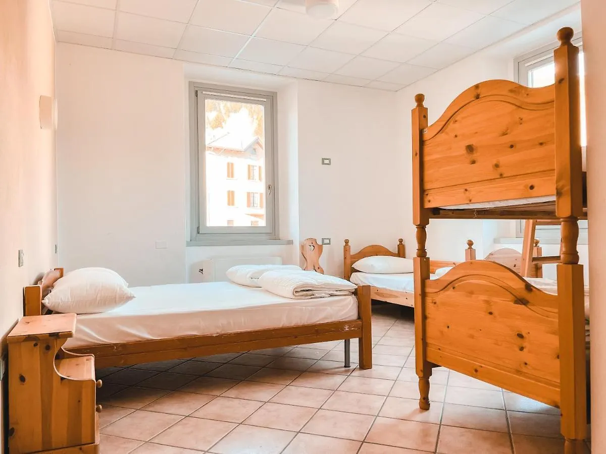Cevo Casa Del Parco Adamelloホステル ホステル